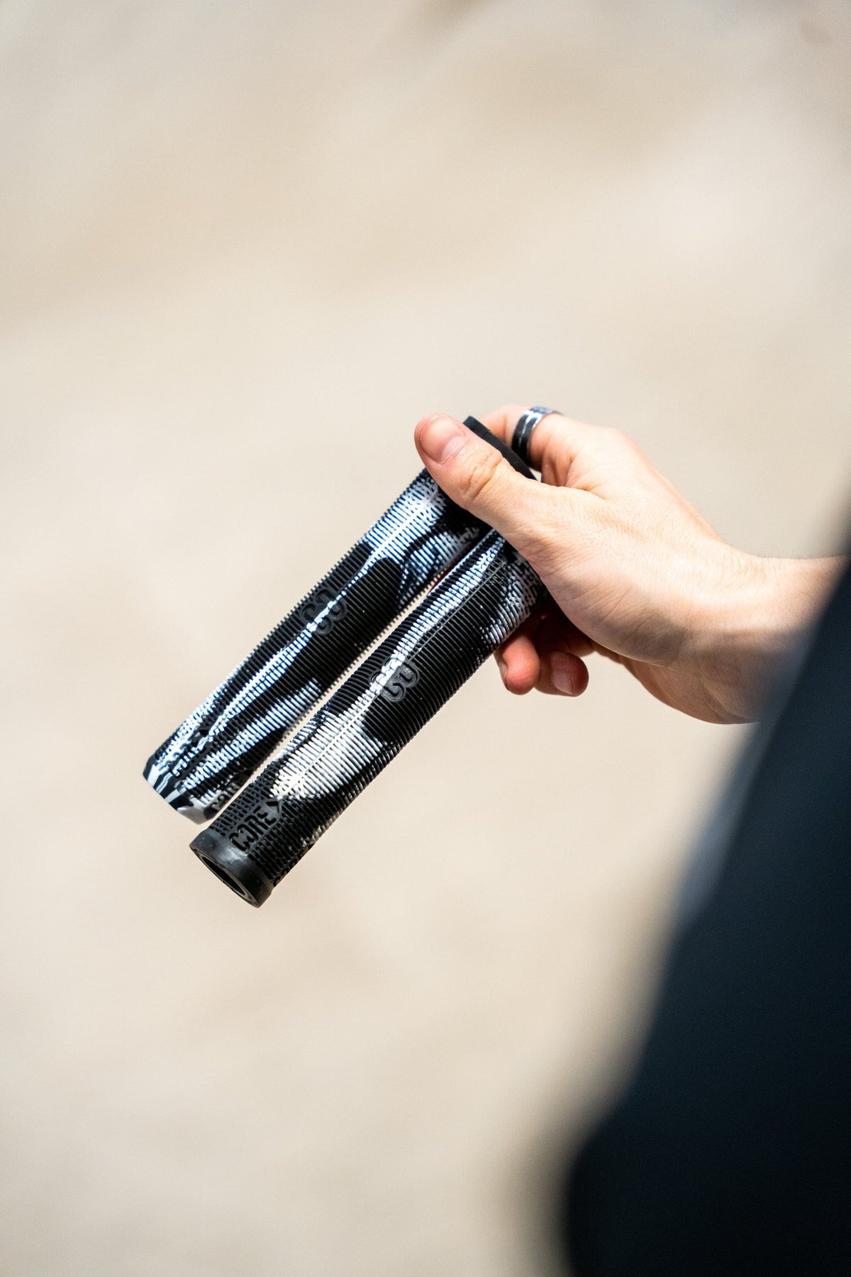 CORE Skinny Boy Scooter Handlebar Grips 170mm White/Black I Scooter Grips Duo